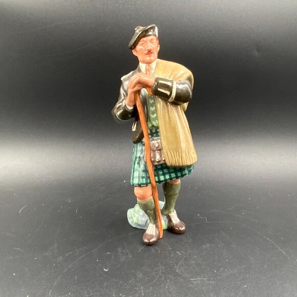 ROYAL DOULTON ENGLAND THE LAIRD HN 2361 KILTED SCOTSMAN 8" FIGURINE - Picture 1 of 8